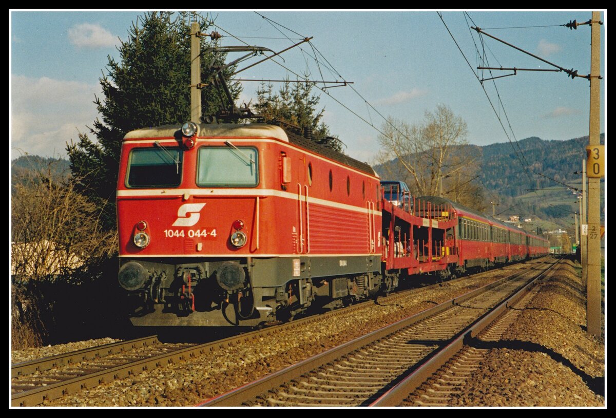 1044 044 fährt am 19.11.1998 mit IC668 (Graz - Bregenz) bei Bruck an der Mur durchs Murtal. Als erster Wagen ist der Autotransportwagen gereiht der bis Feldkirch am Zug bleibt.