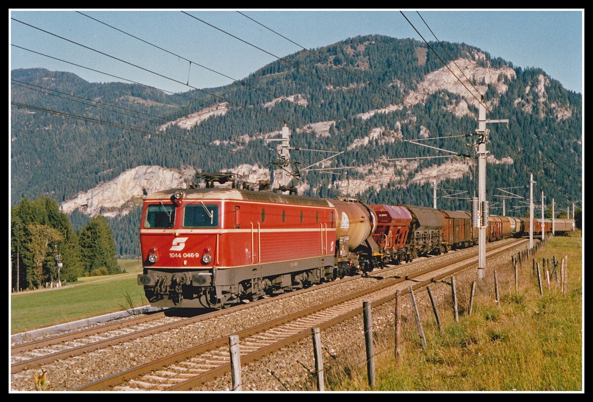 1044 046 mit Güterzug bei Mariahof St.Lamprecht am 8.10.2002.