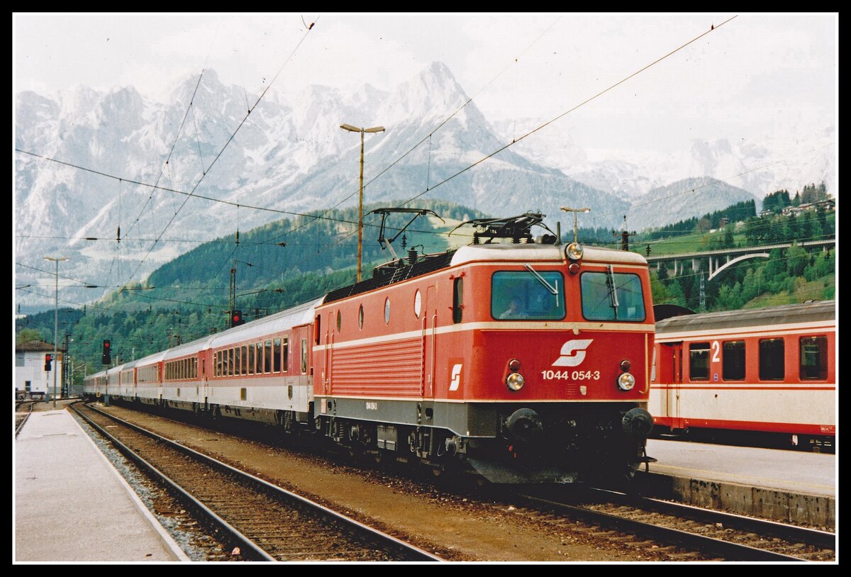 1044 054 mit EC115 in Bischofshofen am 7.05.1996.