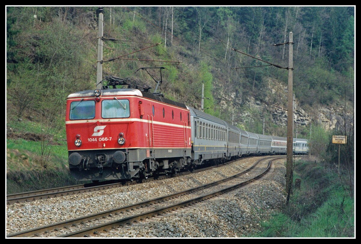 1044 066 Mit EC31 bei Leoben am 27.04.1998.