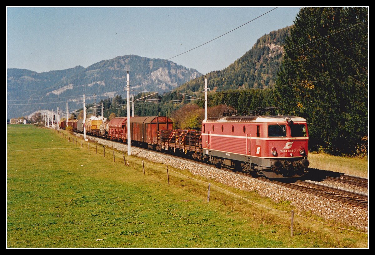 1044 068 fuhr am 19.10.2001 mit einem schönen gemischten Güterzug über den Neumarkter Sattel nach Kärnten.