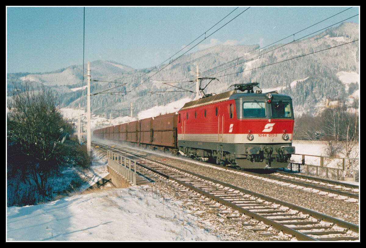 1044 073 fährt am 8.01.2003 mit G49453 bei Oberaich durchs Murtal.