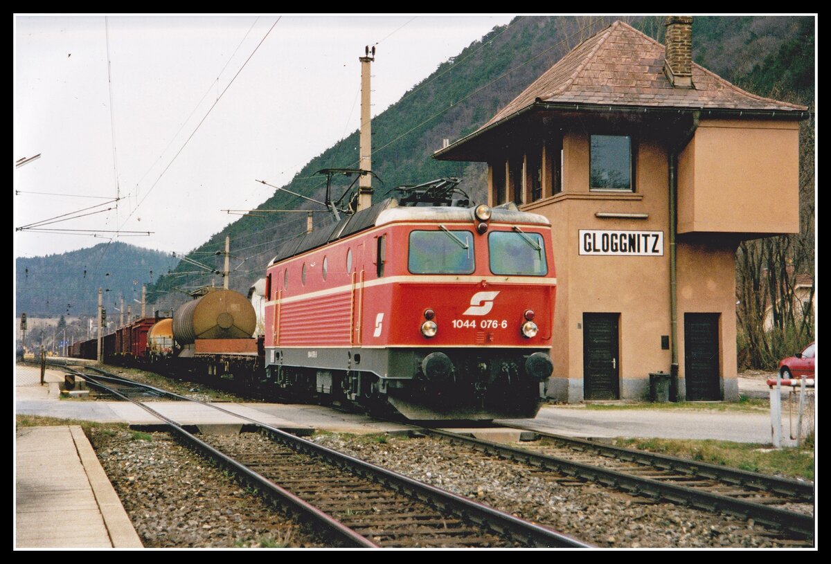 1044 076 fährt am 4.03.1998 mit einem Güterzug beim Stellwerk 1 in Gloggnitz vorbei. Seit dem Umbau der Sicherungsanlage in ein elektronisches Stellwerk gibt es dieses Gebäude nicht mehr.