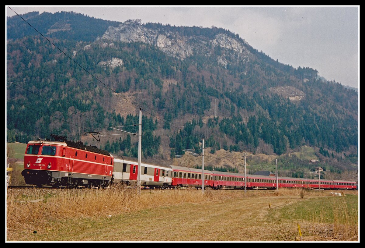 1044 091 mit IC51 bei Trautenfels am 3.04.2002.