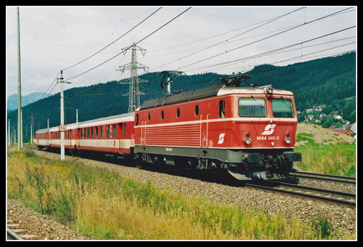 1044 095 fährt am 3.09.2006 mit R4481 nahe St.Michael durchs Liesingtal.