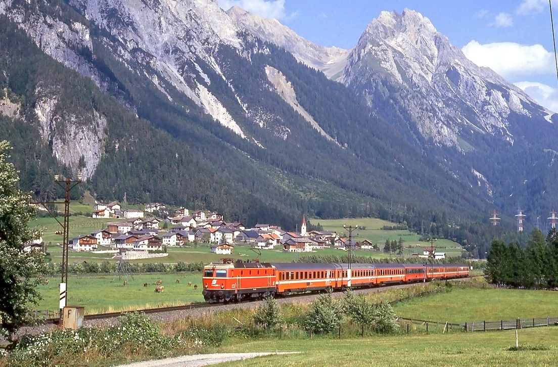 1044 096 mit Ex162 bei Schnann an der stlichen Arlbergrampe, 15.09.1987.