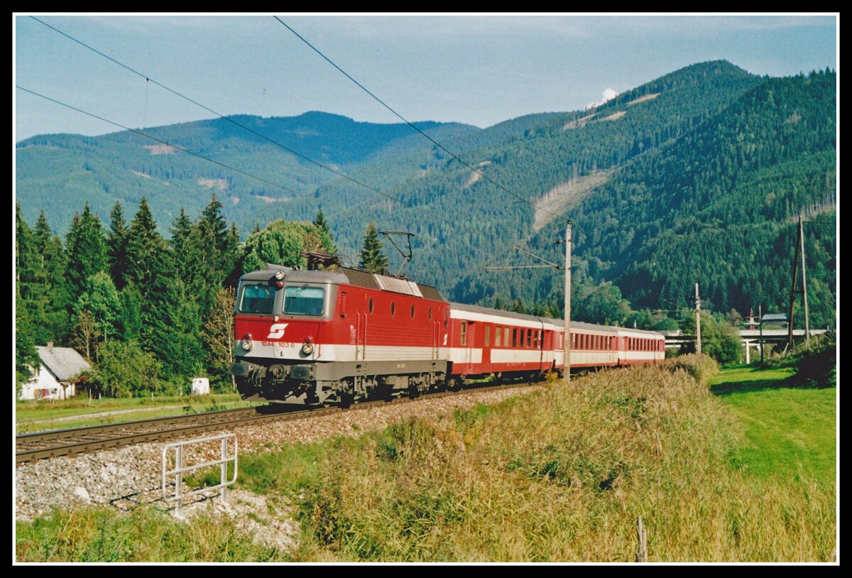 1044 103 fährt am 28.09.2006 mit R3570 bei Selzthal durchs Ennstal. Der bewaltete Berg im Hintergrund ist das Dürrenschöberl , 1737 Meter hoch. 