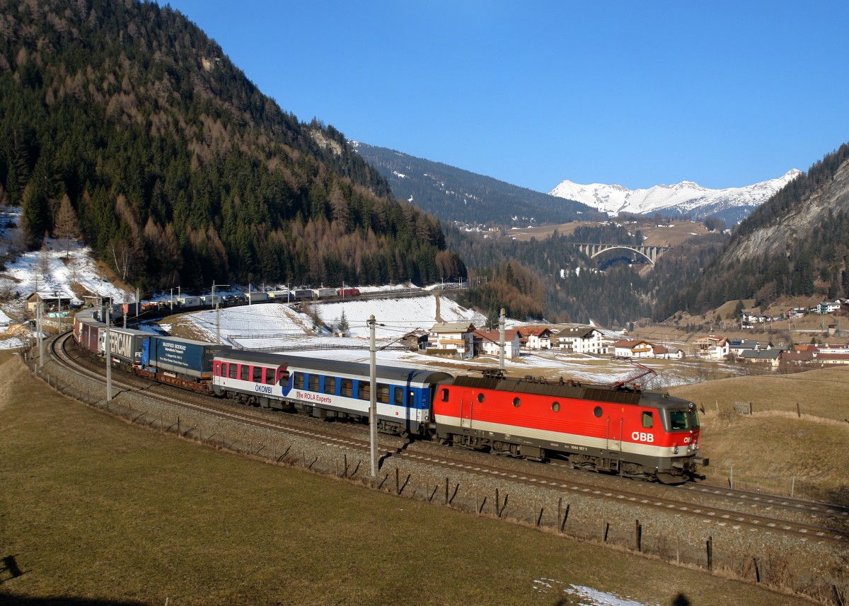 1044 107 mit einer Rola nach W�rgl Terminal am 08.03.2011 bei St. Jodok am Brenner.