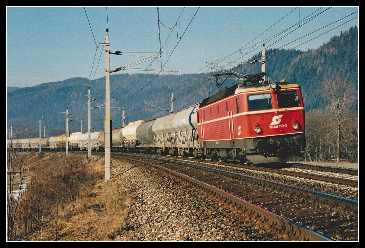 1044 110 ist am 5.02.2002 mit einem Güterzug zwischen Mitterdorf - Veitsch und Krieglach durchs Mürztal unterwegs. Damals herrschte im Mürztal noch Linksverkehr. Seit ca 2 Jahren wurde das Regelgleis geändert und alle Züge fahren rechts.