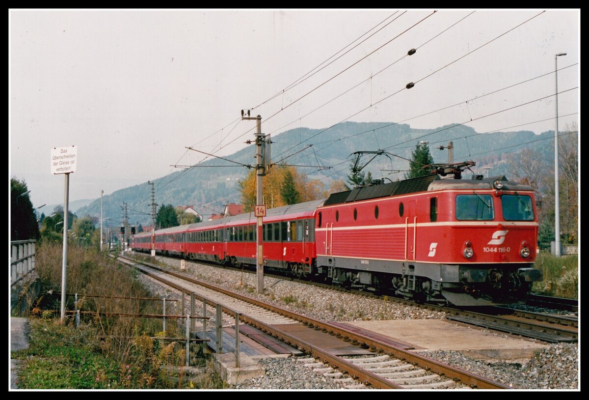 1044 116 mit IC534 bei Bruck an der Mur am 21.10.2002.