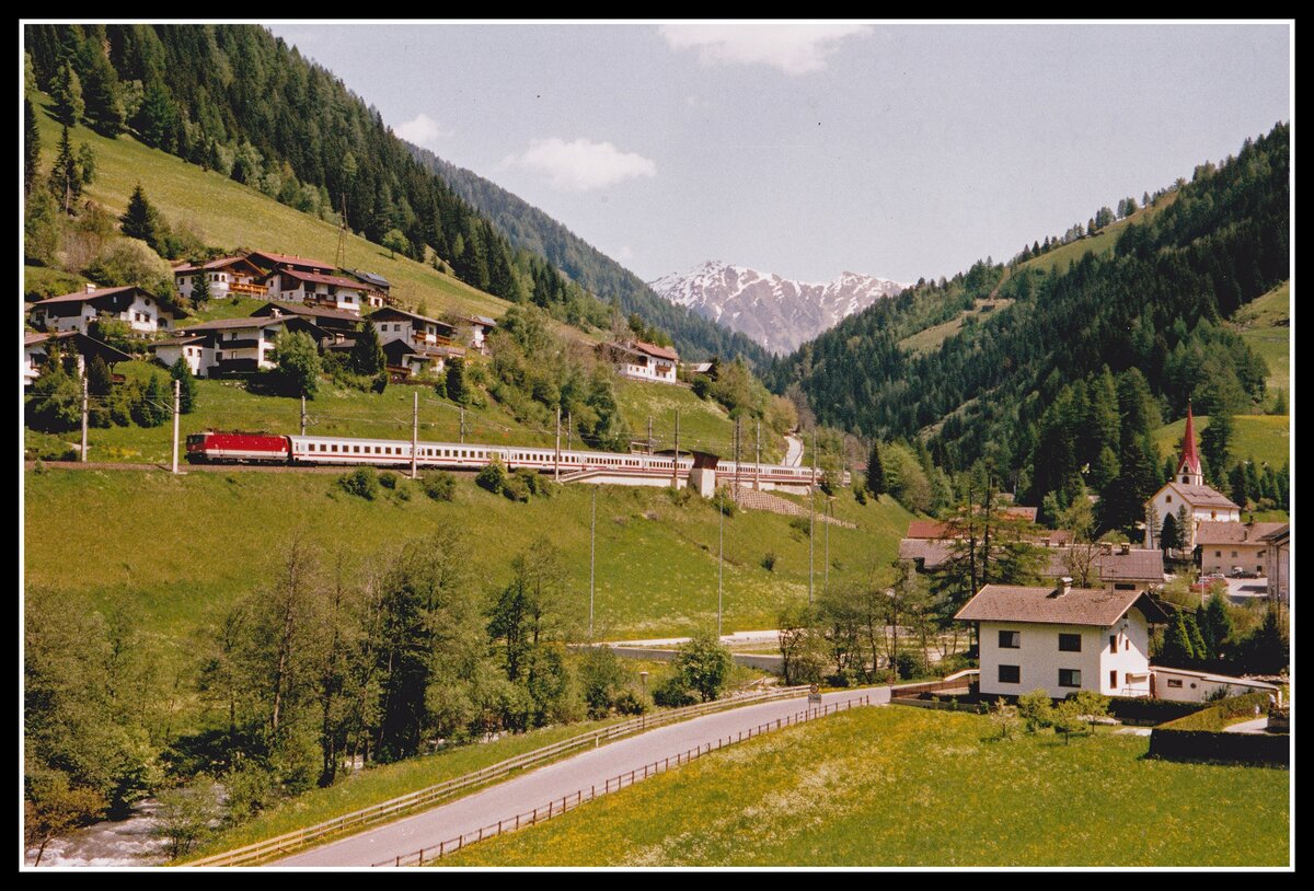 1044 207 ist am 17.05.2002 mit EC12 bei St.Jodok unterwegs.