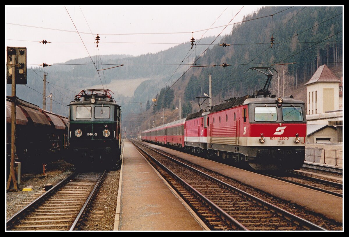 1044 220 + 1044... fahren am 14.03.2001 mit IC532 am durchgehenden Hauptgleis durch Wartberg im Mürztal während am Nebengleis 1040.01 auf den nächsten Einsatz wartet.