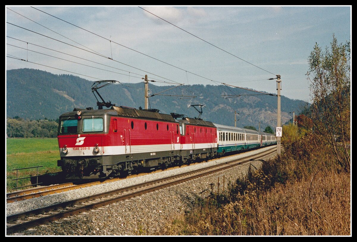 1044 259 + 1044 271 mit EC31 bei Fentsch St.Lorenzen am 16.10.2001.
