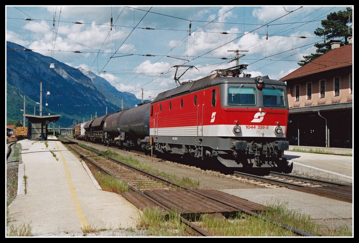 1044 259 mit Güterzug in Schwaz am 18.05.2004.
