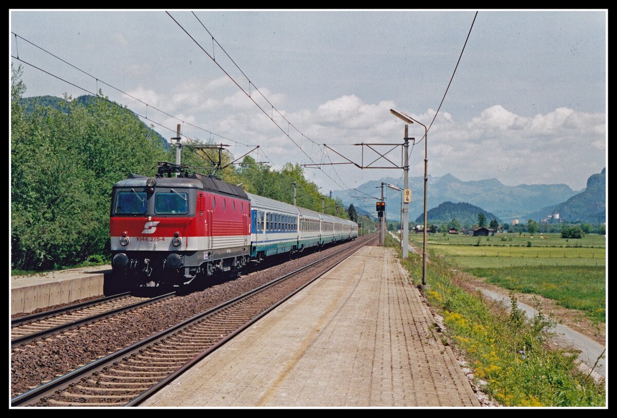 1044 275 mit EC87 bei Langkampfen am 18.05.2004.