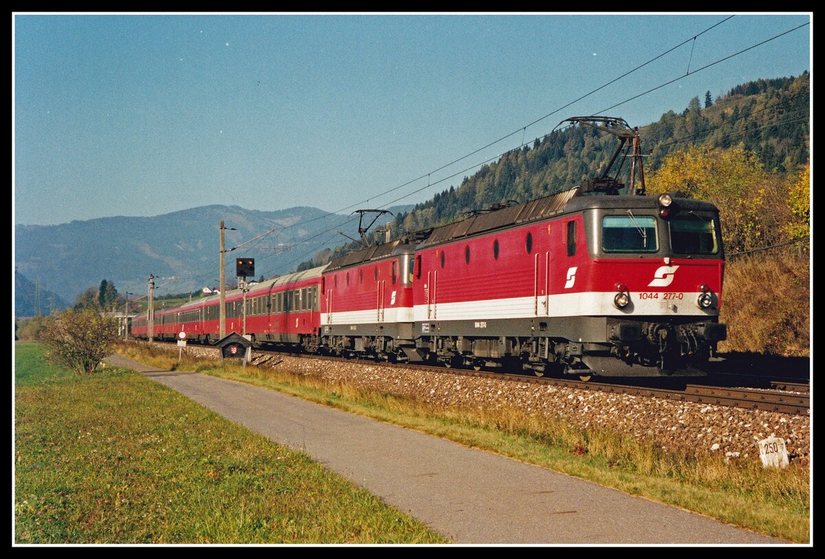 1044 277 + 1044 262 mit IC534 bei St.Georgen ob Judenburg am 19.10.2001.