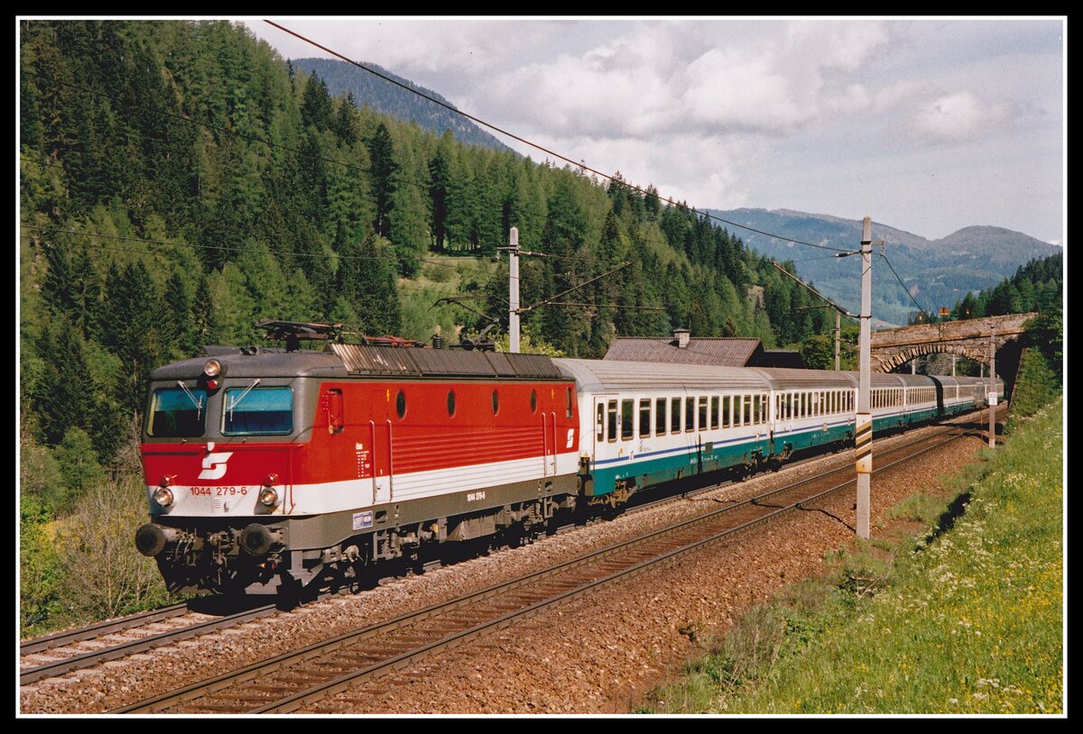 1044 279 ist am 15.05.2002 mit EC81 bei Steinach in Tirol Richtung Brenner unterwegs.
