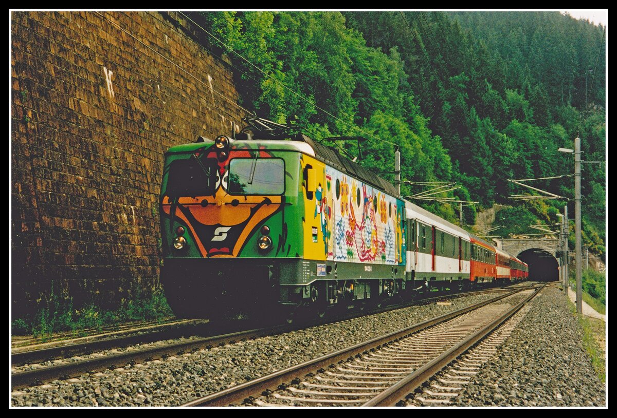1044 282  Confetti  mit IC512 beim Galgenbergtunnel am 1.06.1999.