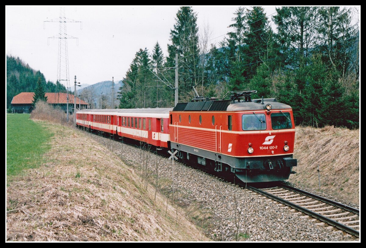 1044.120 mit R3909 bei Styerling am 14.04.2004.
