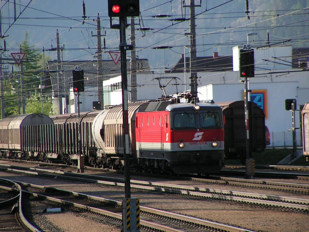 1044.124 mit einem Güterzug von Hall in Tirol nach Wolfurt bei der Durchfahrt im Bahnhof Bludenz am 30. April 2005.