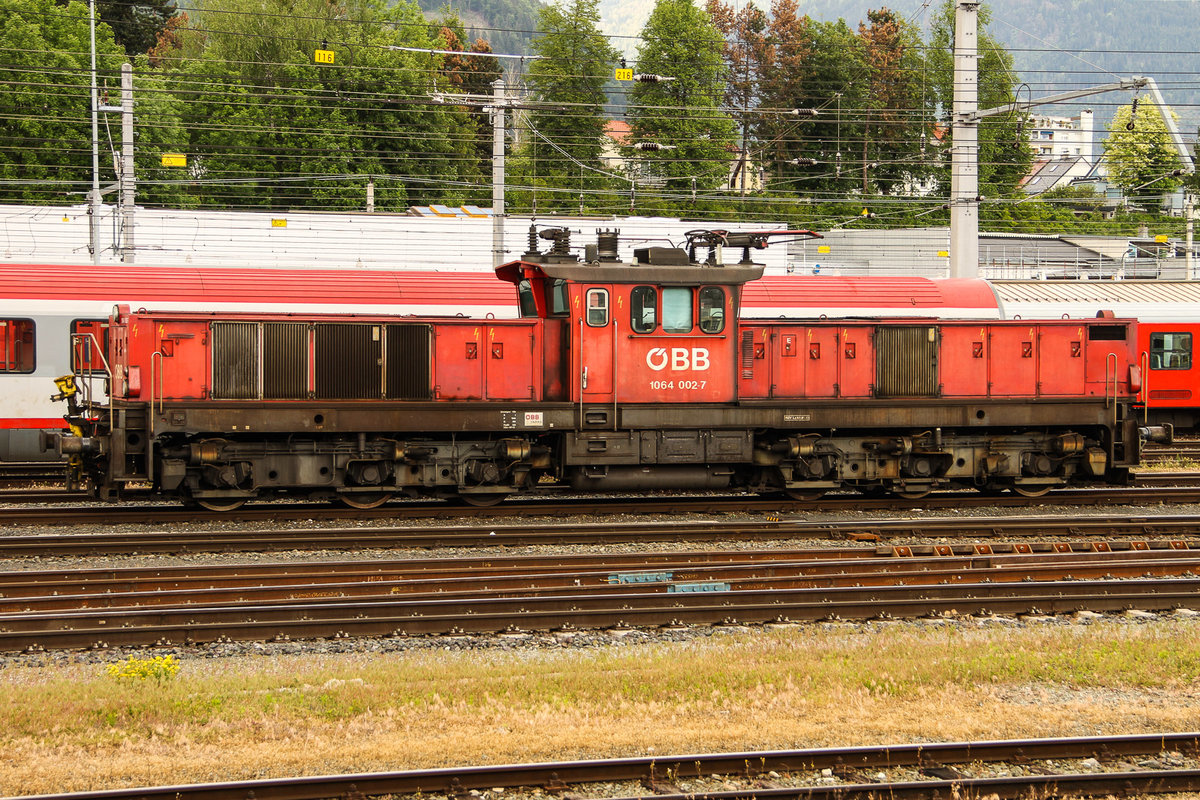 1046 002-7 im Bahnhof von Villach am 20.05.2016.