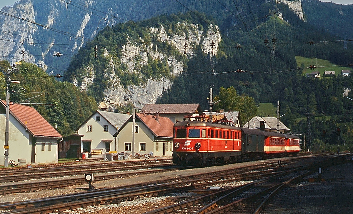 1046 020-2 kommt im September 1986 mit einem Regionalzug aus Amstetten in Hieflau an