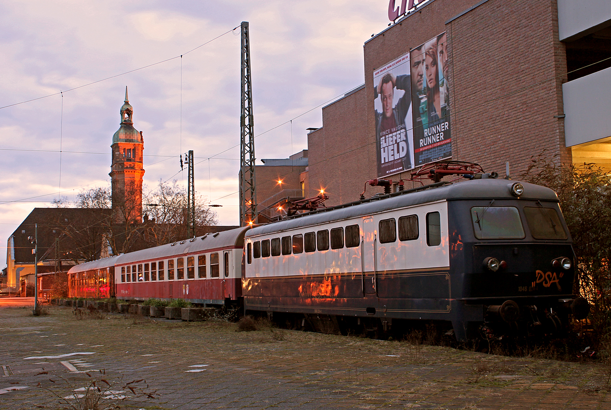 1046 024-4 im Orient Express Livree mit zwei Centralbahnwagen, abgestellt in Krefeld Hbf am frühen Abend des 31.12.2013