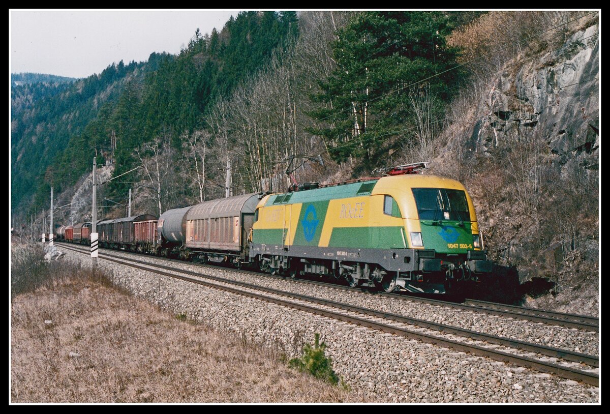 1047 503 mit Güterzug zwischen Kraubath und St.Michael am 20.03.2003.