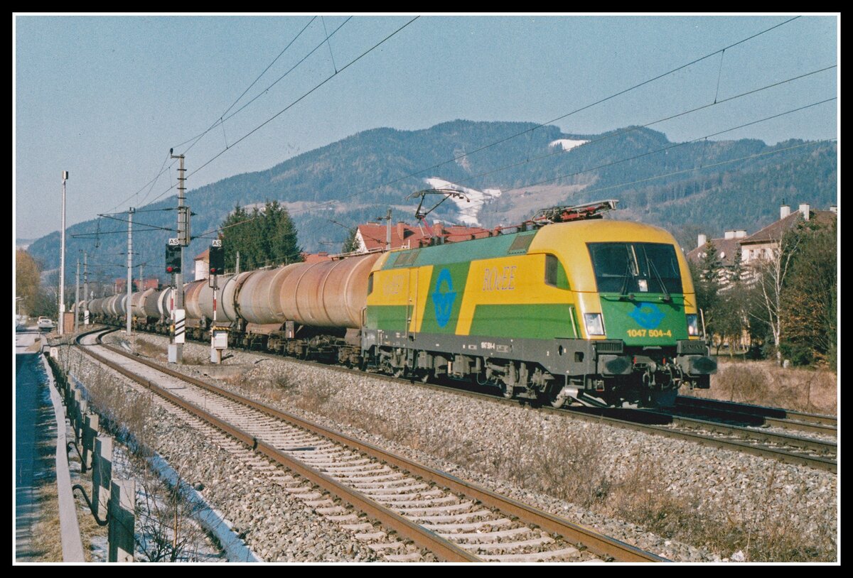 1047 504 mit Güterzug bei Bruck an der Mur am 28.03.2003.
