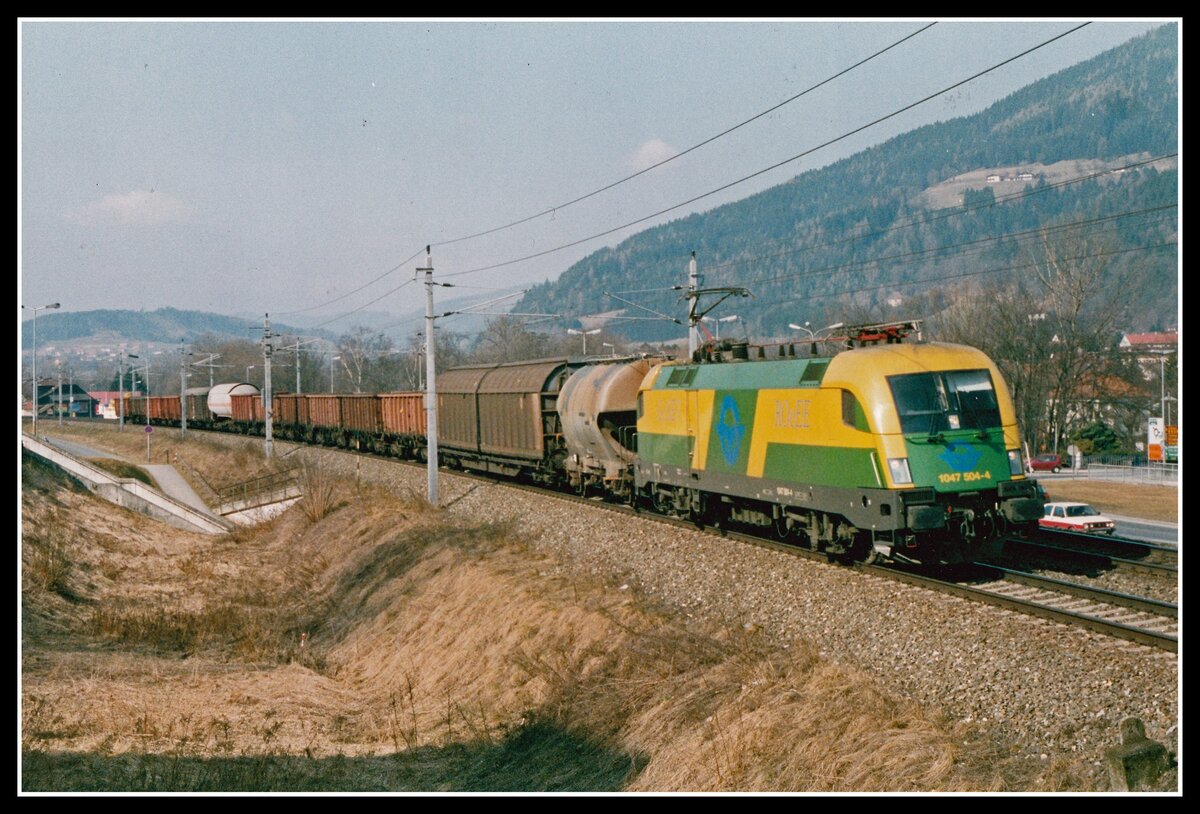 1047 504 mit Güterzug bei Bruck an der Mur am 18.03.2003.