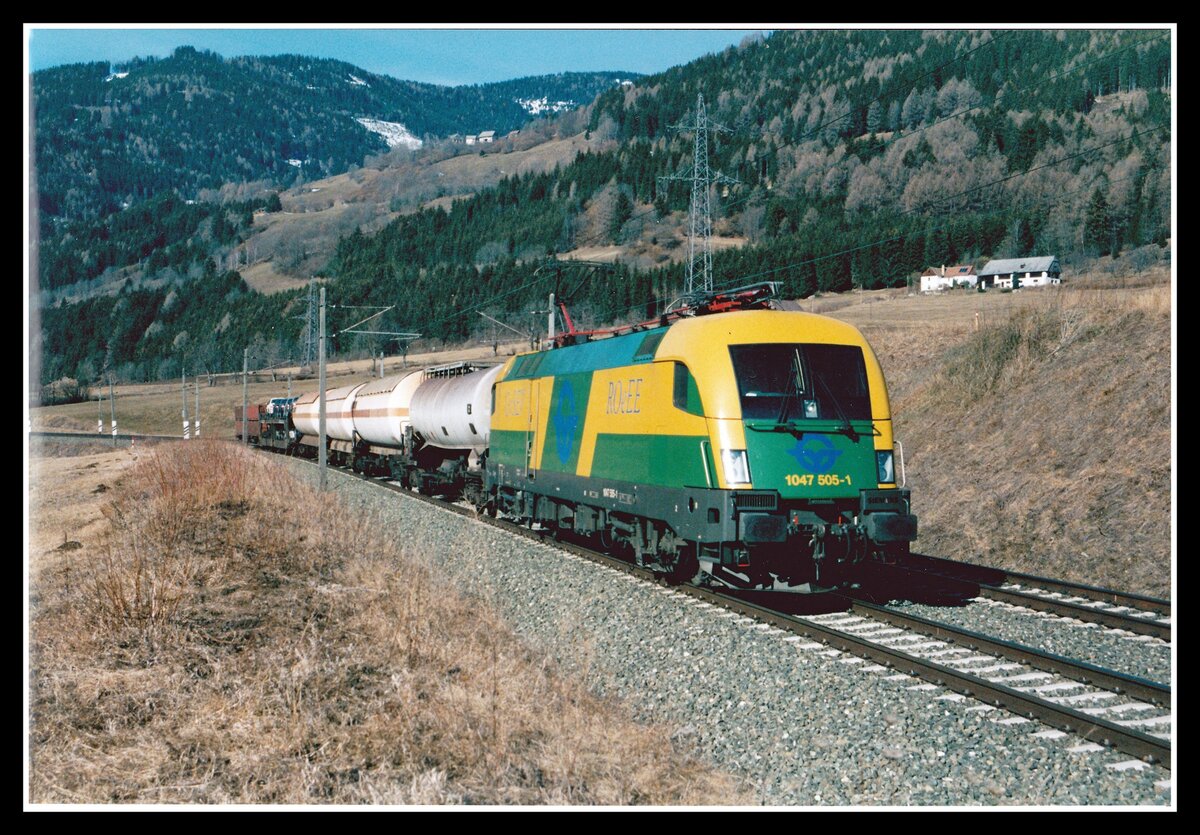 1047 505 mit Güterzug bei Unzmarkt am 17.03.2004.