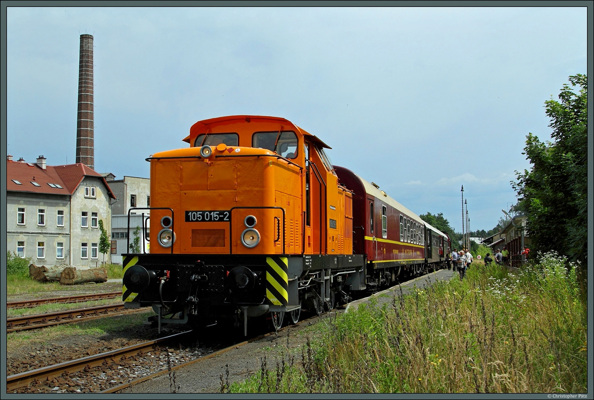 105 015-2 steht am 05.07.2014 mit einem Sonderzug in Šluknov zur Rückfahrt nach Sebnitz bereit. Anlass der Fahrt war die feierliche Wiedereröffnung der Strecke Sebnitz - Dolní Poustevna.