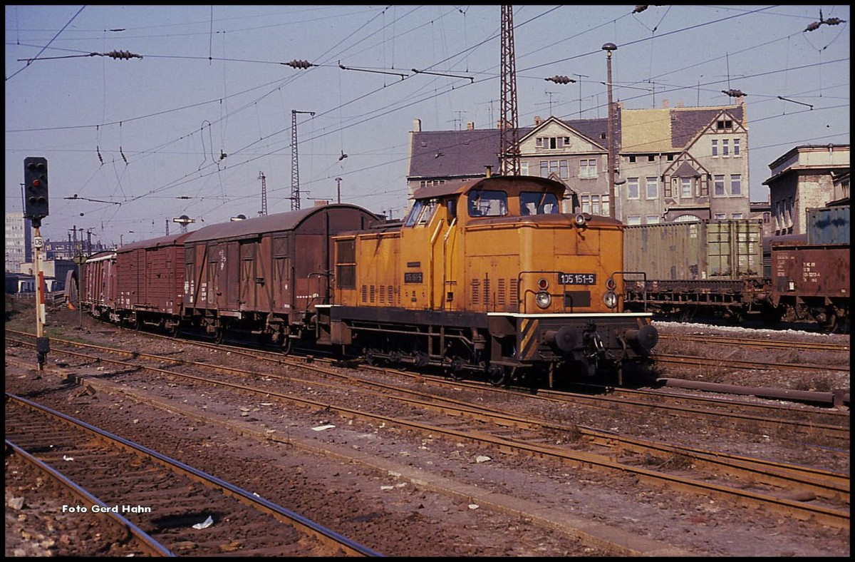 105151 fährt am 18.3.1990 mit einem Güterzug durch den HBF von Halle an der Saale.