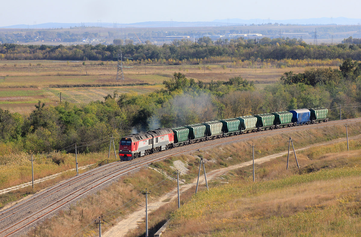 Тепловоз 2ТЭ25КМ-0109 с поездом на участке Юровский - Красная Стрела, Северо-Кавказская Железная Дорога.

Diesellokomotive 2TE25KM-0109 mit einem Zug auf der Strecke Jurowski - Krasnaya Strela, der Nordkaukasischen Eisenbahn.

Diesel locomotive 2TE25KM-0109 with a train on the run Yurovsky - Krasnaya Strela, North Caucasus Railway.
