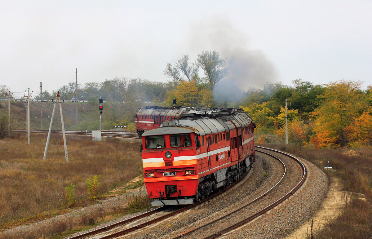 Тепловозы 2ТЭ116 компании  Трансойл  выходят со станции Красная Стрела, Северо-Кавказская Железная Дорога.

Diesellokomotiven 2TE116 der Gesellschaft  Transoil  verlassen die Station Krasnaya Strela, Nordkaukasische Eisenbahn.

Diesel locomotives 2TE116 of the company  Transoil  exit from the station Krasnaya Strela, North-Caucasian Railway.