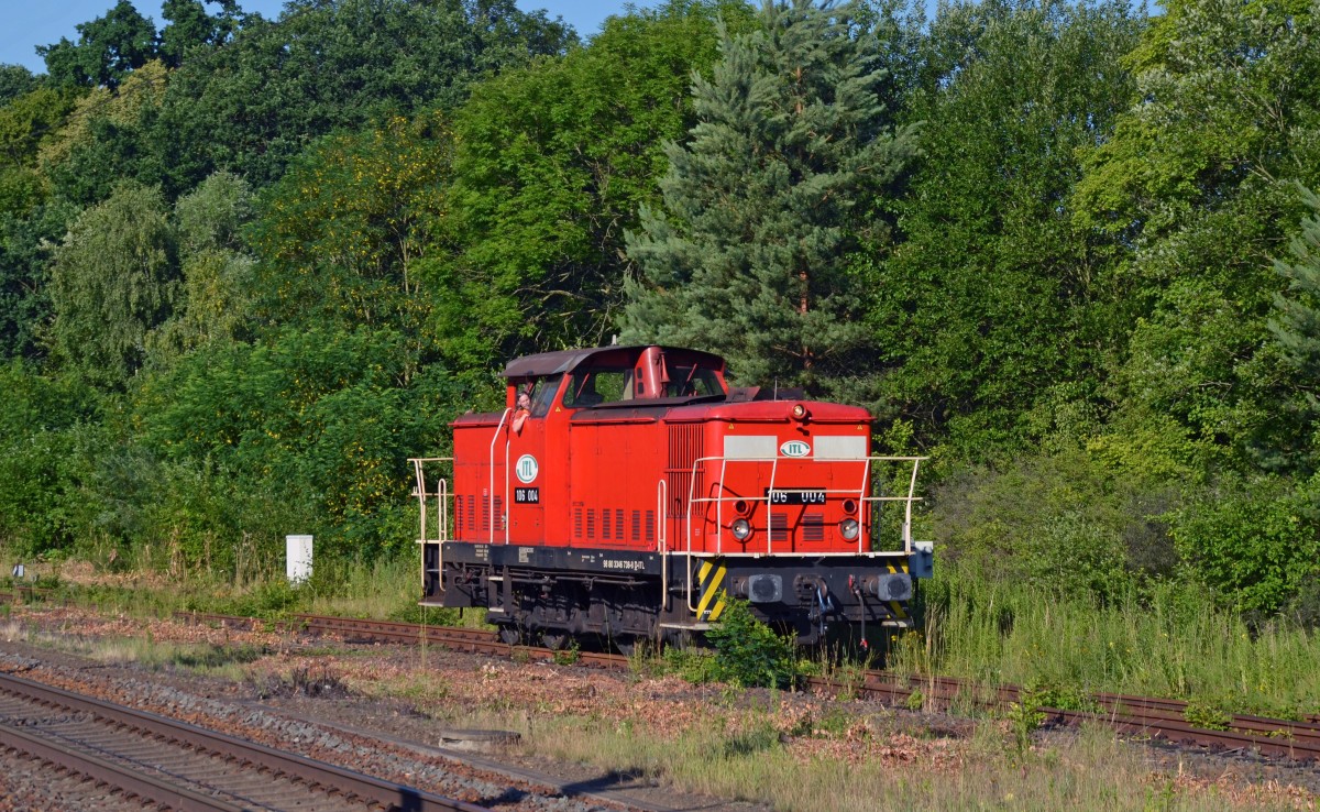 106 004, welche von der RBB eingesetzt wird, fuhr am Morgen des 07.07.15 ohne Anhang in Burgkemnitz auf die Nebenstrecke Burgkemnitz - Zschornewitz um im dortigen Waschmittelwerk Wagen zu holen. Fotografiert vom Bahnsteig aus.
