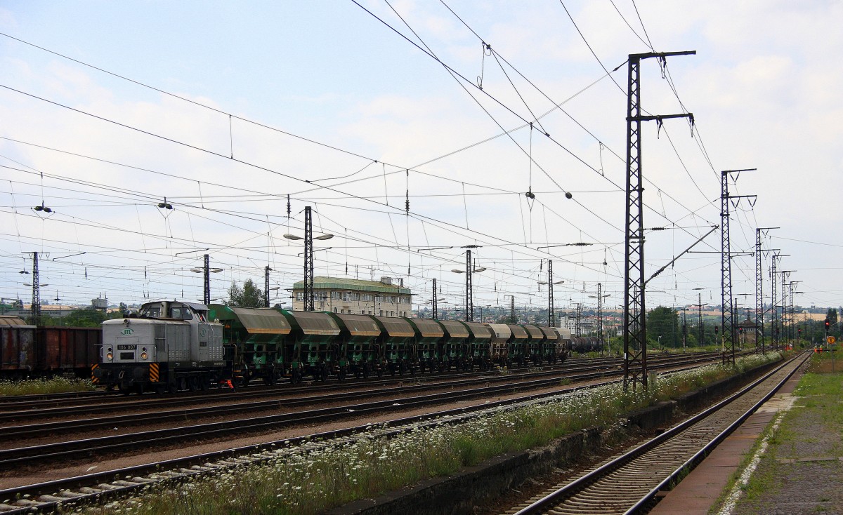 106 007 von ITL steht mit leeren Kalkwagen in Dresden-Friedrichstadt-(Gbf).
Aufgenommen vom Bahnsteig von Dresden-Friedrichstadt(D). 
Bei Sommerwetter am Nachmittag vom 20.7.2015.