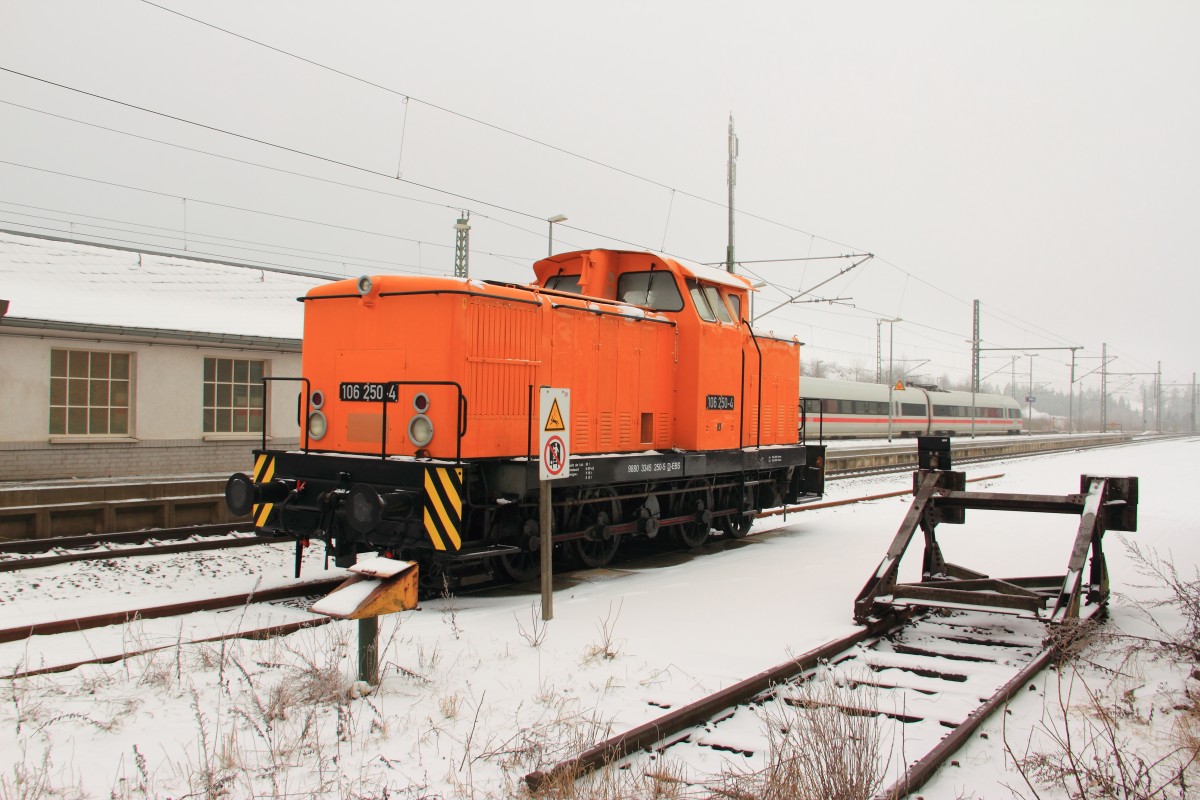 106 250-4 (345 250-5) EBS steht in Steinbach am Wald bei Wiegand Glas am 23.01.2015.