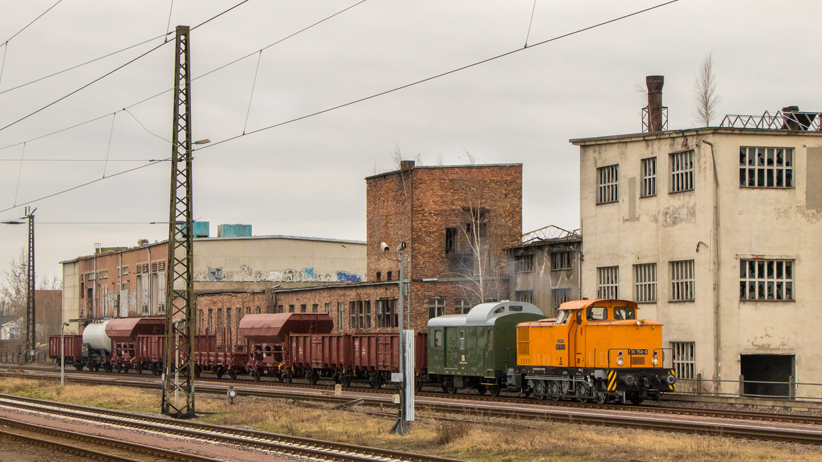 106 7560 fährt am 2. März 2019 mit einem Fotogüterzug vor den