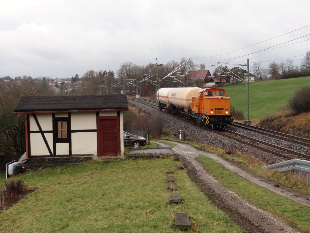 106 756-0 fuhr am 09.12.15 mit zwei Gaskesselwaggon durch Jößnitz/V.