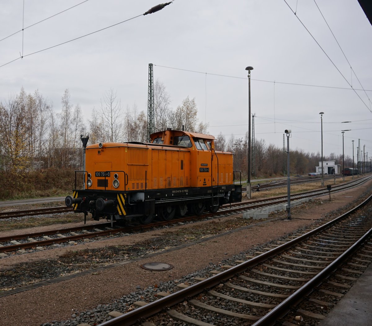 106 756 wartet am 30.11.2018 im Zwickauer Hauptbahnhof auf neue Aufgaben.