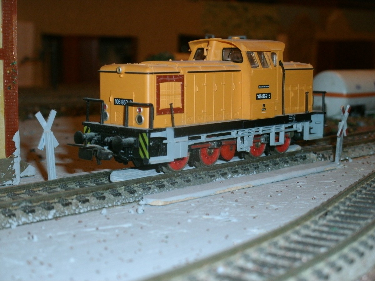 106 862,von Gützold,ist auf dem Anschlußgleis auf meiner H0-Anlage unterwegs.