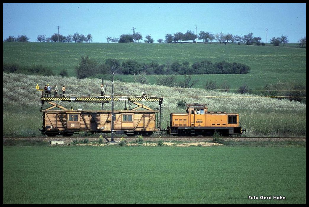 106098 war am 1.5.1990 bei der Elektrifizierung der Strecke bei Rossla im Einsatz.