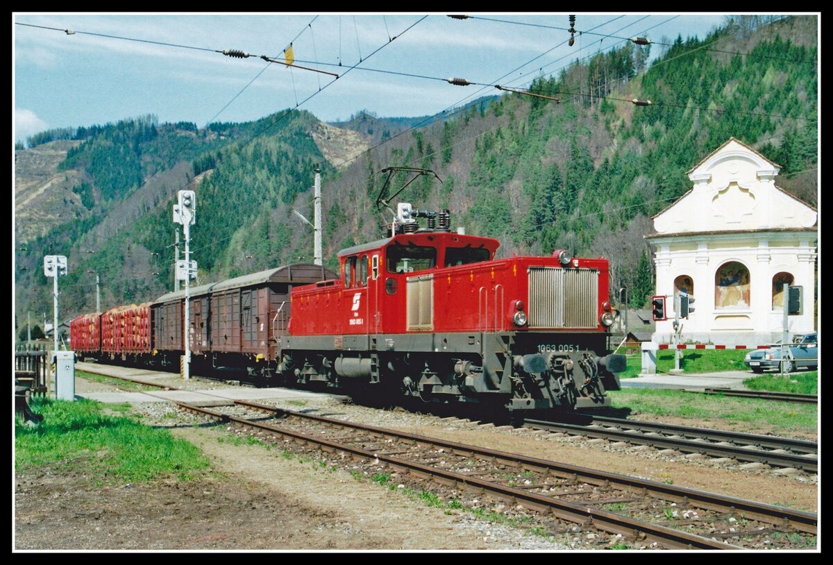 1063 005 mit Verschubzug in Pernegg am 21.04.2005.