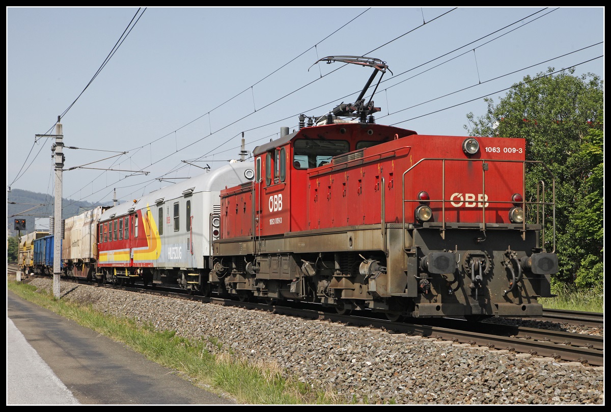 1063 009 mit Hilfszug bei Niklasdorf am 12.06.2019.