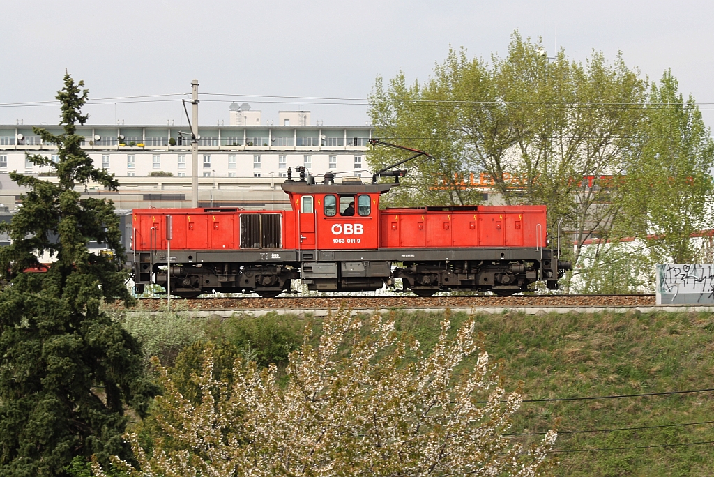 1063 011-9 am 22.April 2015 auf der Rampe zur  Italienerschleife  bei Jedlersdorf.