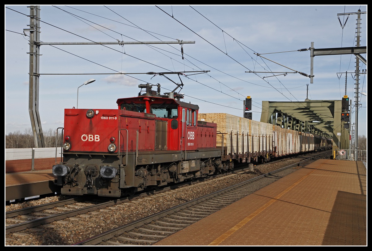 1063 011 mit Güterzug in Wien Praterkai am 13.02.2020.