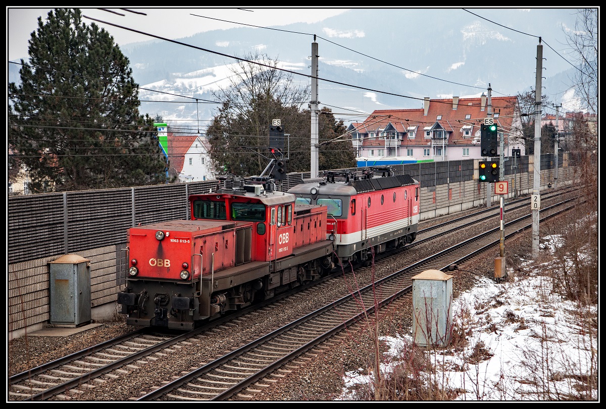 1063 013 mit einer 1144 im Schlepp fährt bei Bruck an der Mur als Lokzug Richtung Leoben. Das Bild entstand am 2.03.2018.