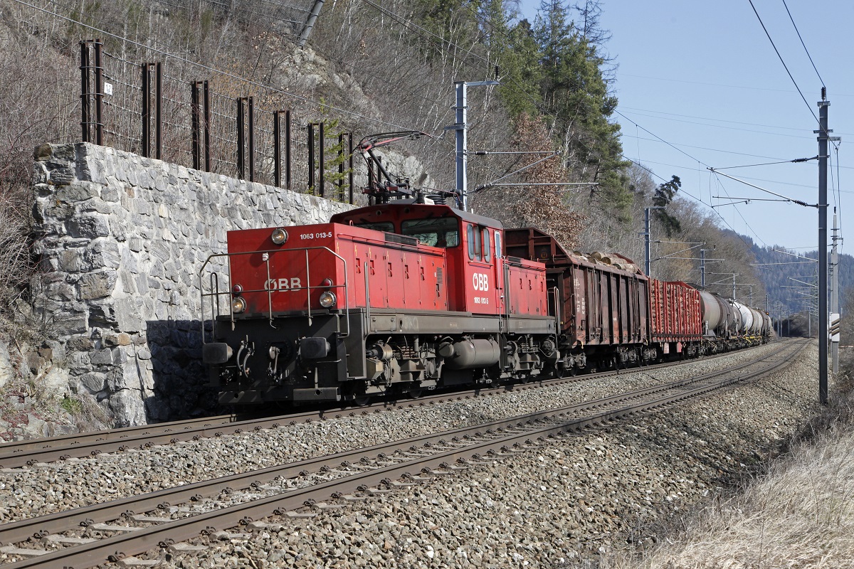 1063 013 mit Güterzug bei Kaisersberg am 14.03.2016.