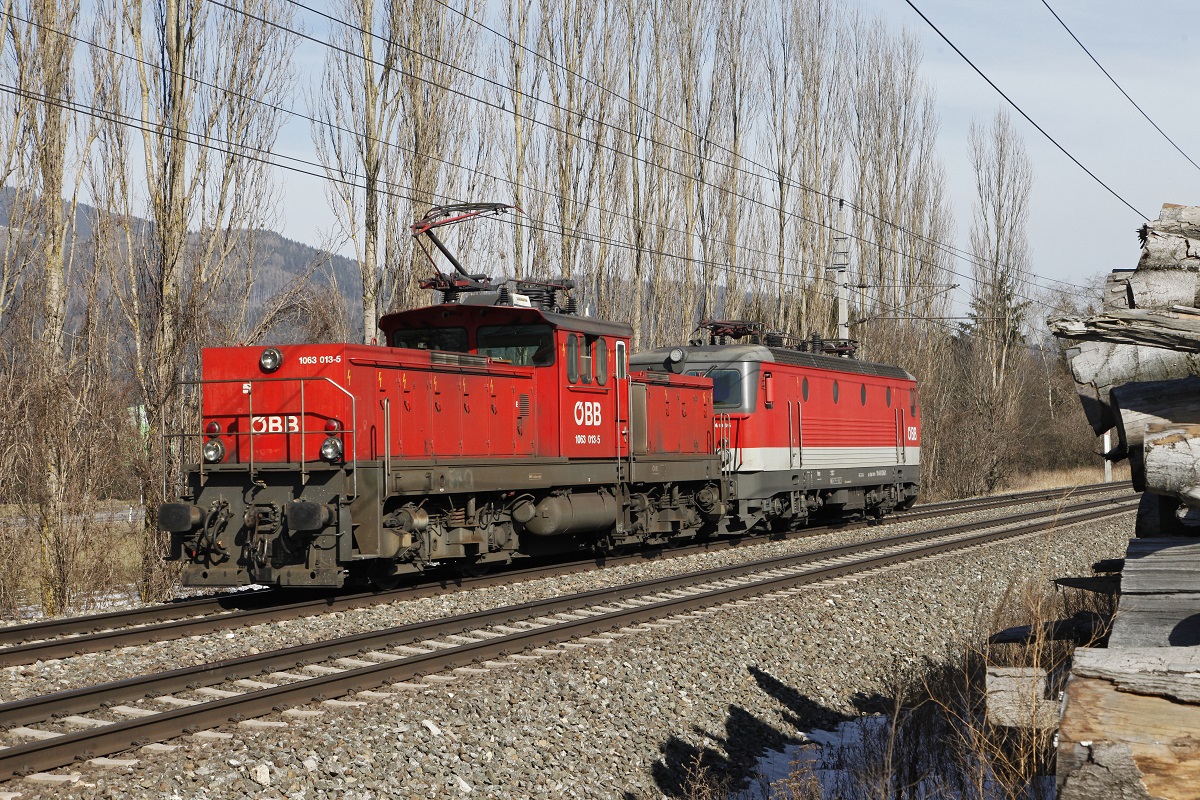 1063 013 schleppt die 1144 036 als Lokzug bei Niklasdorf durchs Murtal. Das Bild wurde am 19.02.2015 fotografiert.